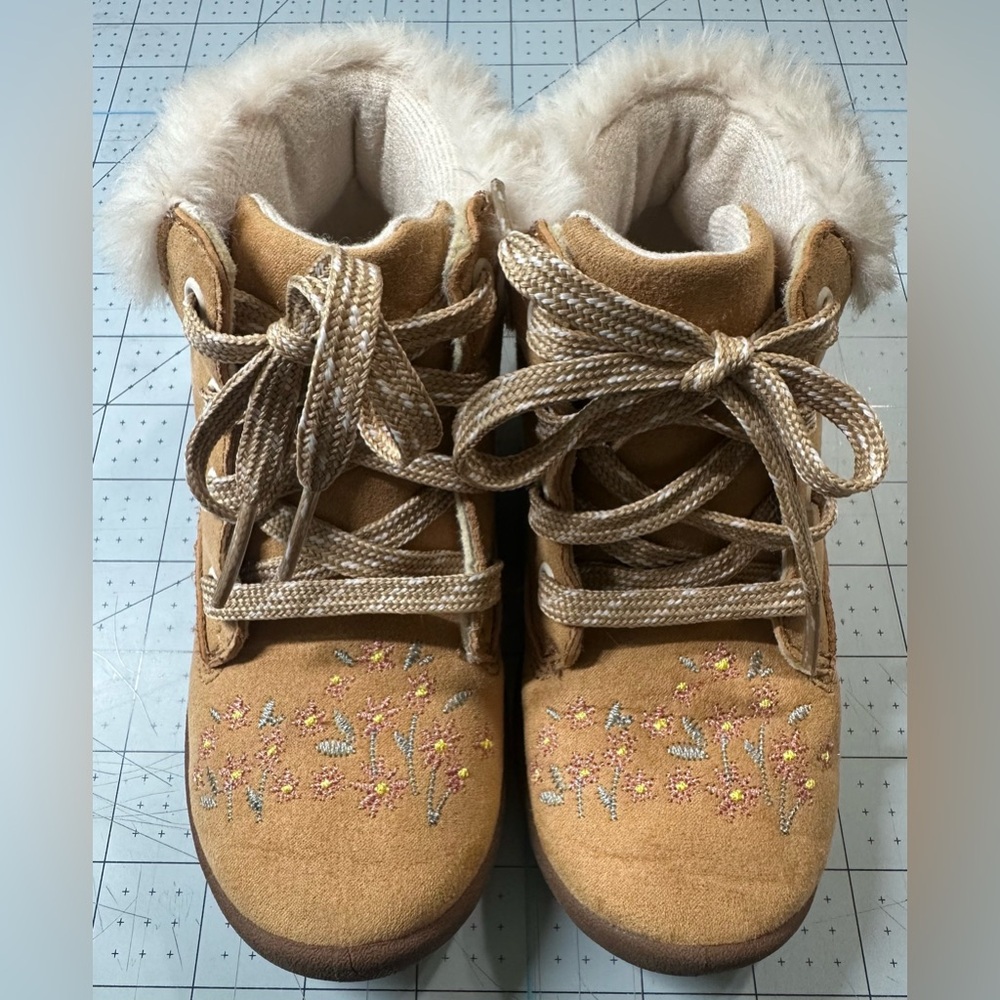 OshKosh B’gosh Toddler fluffy floral girls Boots Shoes size 10M